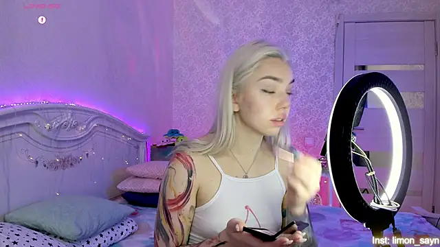 Snapshot of LillyMoure_ chatting on 10/25/25, 11:21 LillyMoure  online show from 10/25/25, 11:21