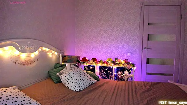 LillyMoure  online show from 04/19/26, 11:40