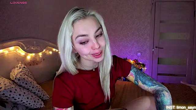 Snapshot of LillyMoure_ chatting on 04/29/26, 11:55 LillyMoure online show from 04/29/26, 11:55