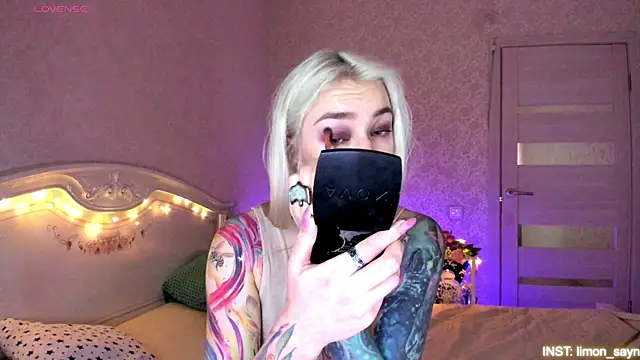 Snapshot of LillyMoure_ chatting on 05/18/26, 01:02 LillyMoure online show from 05/18/26, 01:02