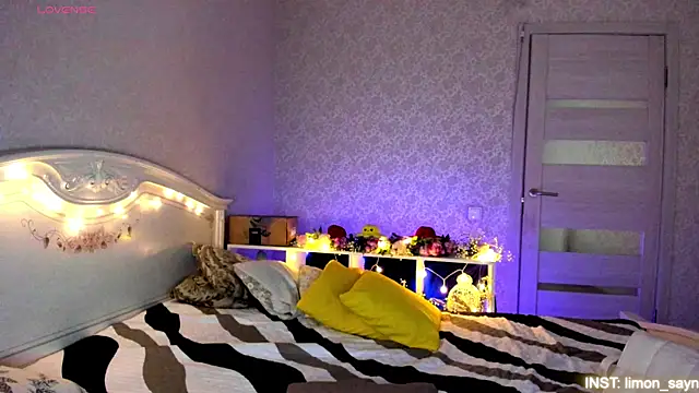 Snapshot of LillyMoure_ chatting on 07/14/26, 12:24 LillyMoure online show from 07/14/26, 12:24