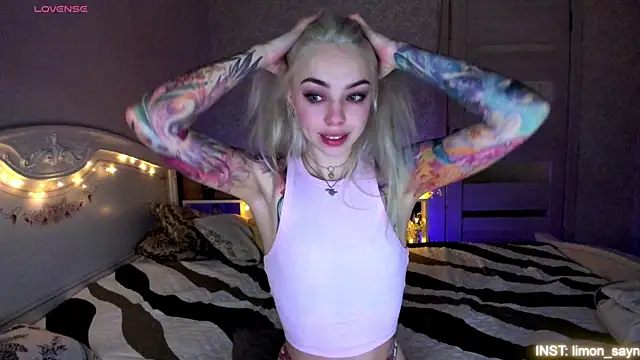 Snapshot of LillyMoure_ chatting on 07/18/26, 11:52 LillyMoure online show from 07/18/26, 11:52