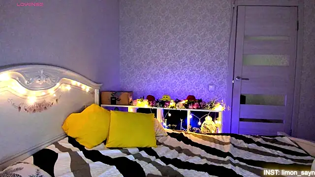 Snapshot of LillyMoure_ chatting on 07/20/26, 11:07 LillyMoure online show from 07/20/26, 11:07
