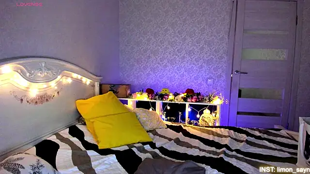 Snapshot of LillyMoure_ chatting on 07/21/26, 11:51 LillyMoure online show from 07/21/26, 11:51