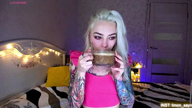 Snapshot of LillyMoure_ chatting on 07/23/26, 11:24 LillyMoure online show from 07/23/26, 11:24