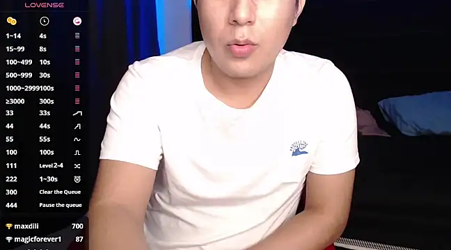 Snapshot of andrewmhilton_ chatting on 02/18/25, 01:32 andrewmhilton  online show from 02/18/25, 01:32