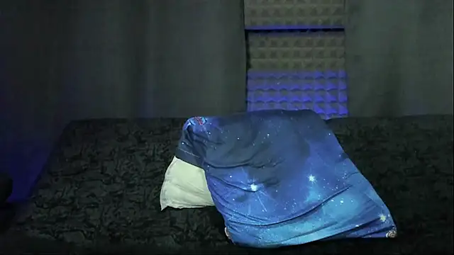 Snapshot of jhonnysnow17 chatting on 10/06/25, 09:51 jhonnysnow17 online show from 10/06/25, 09:51