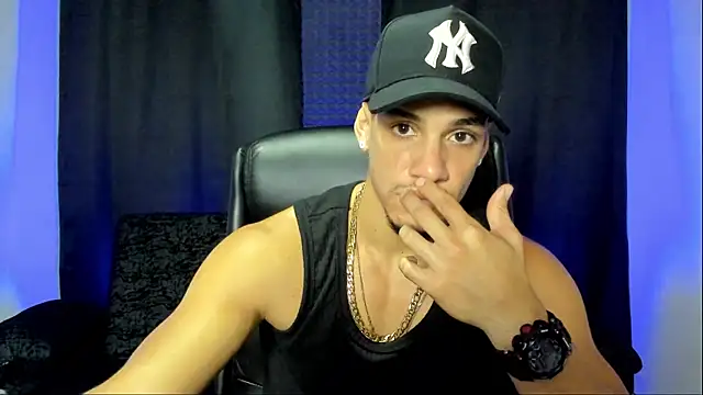 Snapshot of jhonnysnow17 chatting on 10/10/25, 11:04 jhonnysnow17 online show from 10/10/25, 11:04