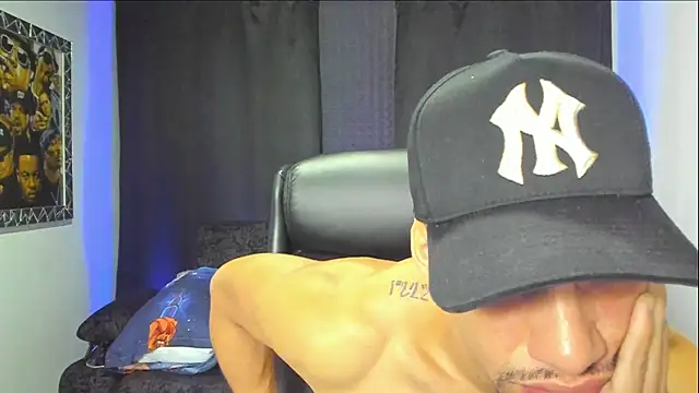 Snapshot of jhonnysnow17 chatting on 12/18/25, 08:42 jhonnysnow17 online show from 12/18/25, 08:42