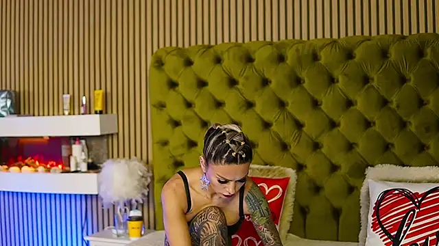 TiffanyMaze online show from 02/12/25, 08:16