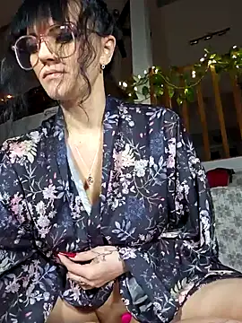 Snapshot of anyalikestosuck chatting on 12/17/24, 02:00 anyalikestosuck online show from 12/17/24, 02:00