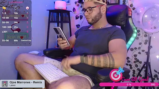 Snapshot of Xein_WoIf chatting on 10/13/25, 02:33 Xein WoIf online show from 10/13/25, 02:33
