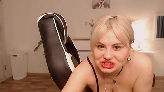 Snapshot of Lola_Richie chatting on 12/20/25, 03:57 Lola Richie online show from 12/20/25, 03:57