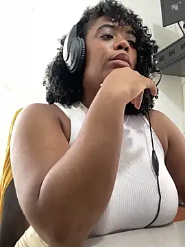 Snapshot of Tyra_Privacy chatting on 03/21/25, 04:29 Tyra Privacy online show from 03/21/25, 04:29