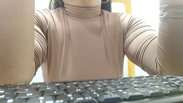 Snapshot of Cholatin chatting on 10/20/25, 03:23 Cholatin online show from 10/20/25, 03:23