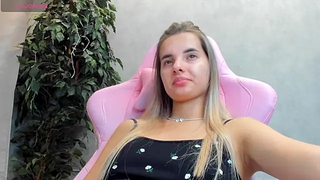 Snapshot of Donna_Evans chatting on 03/18/25, 04:48 Donna Evans online show from 03/18/25, 04:48