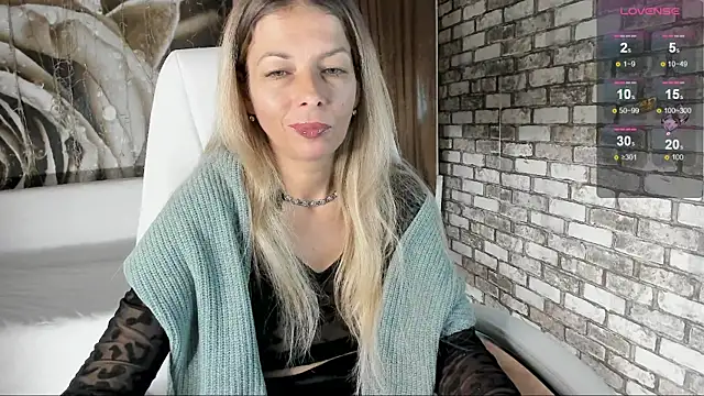 Snapshot of Eva_Melow chatting on 09/28/25, 02:11 Eva Melow online show from 09/28/25, 02:11