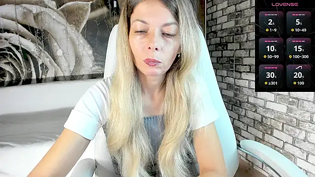 Snapshot of Eva_Melow chatting on 10/04/25, 02:15 Eva Melow online show from 10/04/25, 02:15