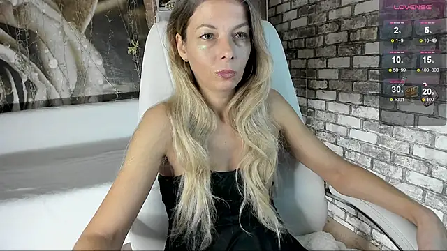 Snapshot of Eva_Melow chatting on 10/06/25, 02:03 Eva Melow online show from 10/06/25, 02:03