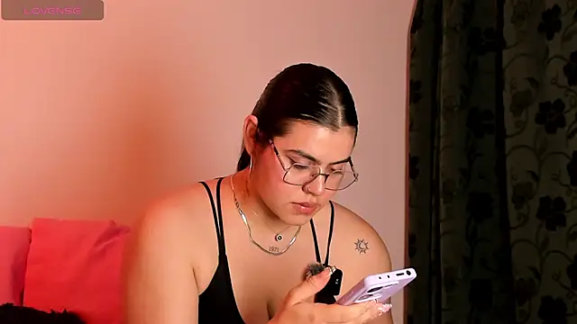 Snapshot of veronica185 chatting on 05/27/26, 03:25 veronica185 online show from 05/27/26, 03:25