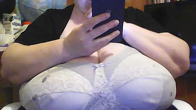 Snapshot of Nataliesbestjuggs chatting on 06/10/26, 09:14 Nataliesbestjuggs online show from 06/10/26, 09:14