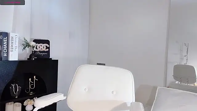 Snapshot of lvy-w chatting on 10/10/25, 01:21 lvy-w online show from 10/10/25, 01:21