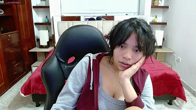 laureentt  online show from 03/17/25, 09:22