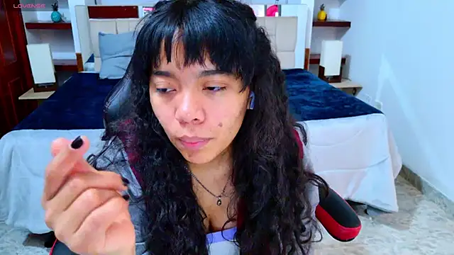 laureentt  online show from 10/25/25, 03:03