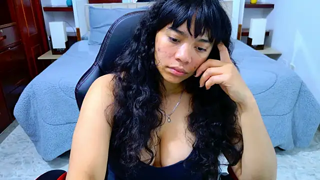 laureentt  online show from 11/05/25, 03:06