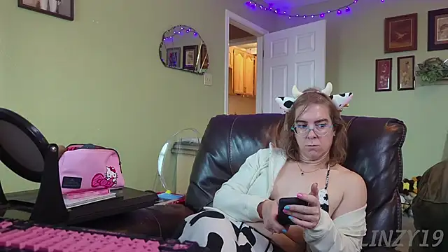 Linzy 19 online show from 11/19/25, 03:45