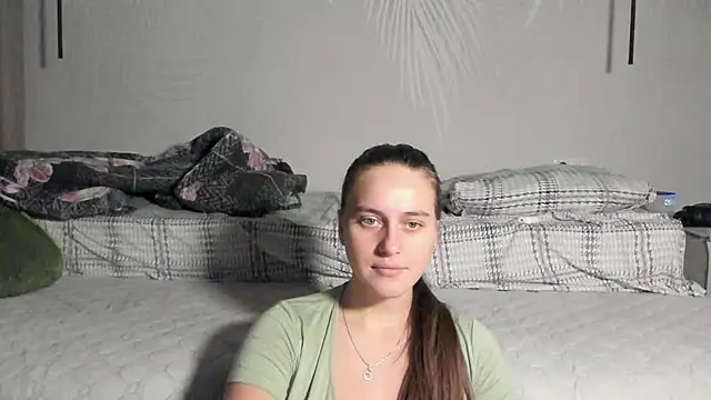 Snapshot of HarleyDeess chatting on 11/17/25, 03:01 HarleyDeess online show from 11/17/25, 03:01