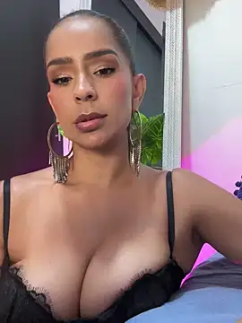 Snapshot of Mau_White chatting on 12/19/24, 10:53 Mau White online show from 12/19/24, 10:53
