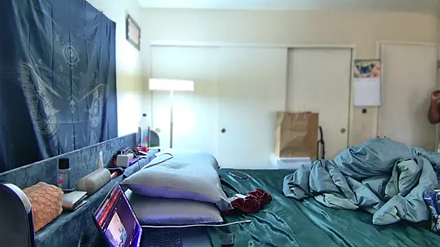 Yagurl  west online show from 01/25/25, 09:35