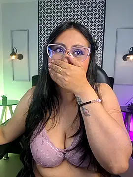 Snapshot of Amber_gold_ chatting on 04/30/26, 04:30 Amber gold online show from 04/30/26, 04:30