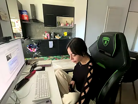 Chloe Ricci online show from 11/05/25, 07:52