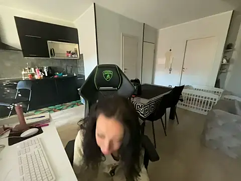 Chloe Ricci online show from 11/12/25, 07:53