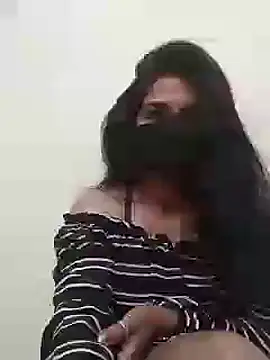 Snapshot of Shuttii_25 chatting on 02/24/25, 06:15 Shuttii 25 online show from 02/24/25, 06:15