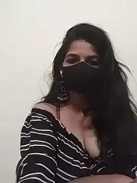 Snapshot of Shuttii_25 chatting on 03/07/25, 08:34 Shuttii 25 online show from 03/07/25, 08:34