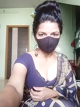 Snapshot of Shuttii_25 chatting on 10/13/25, 05:18 Shuttii 25 online show from 10/13/25, 05:18