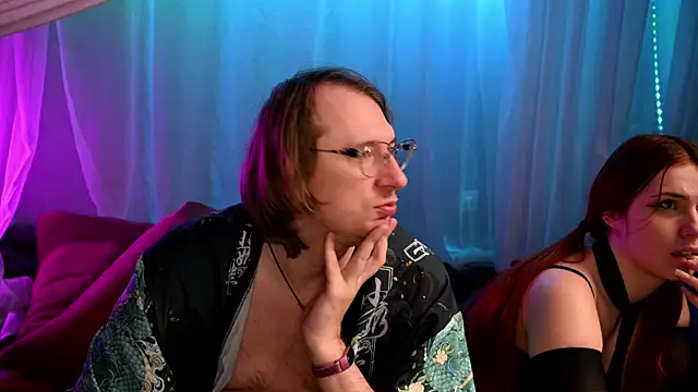 Claudia and elon  online show from 11/14/25, 06:50