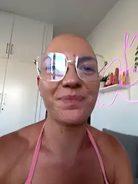 Snapshot of PaulinaSchubert1 chatting on 05/11/26, 02:45 PaulinaSchubert1 online show from 05/11/26, 02:45