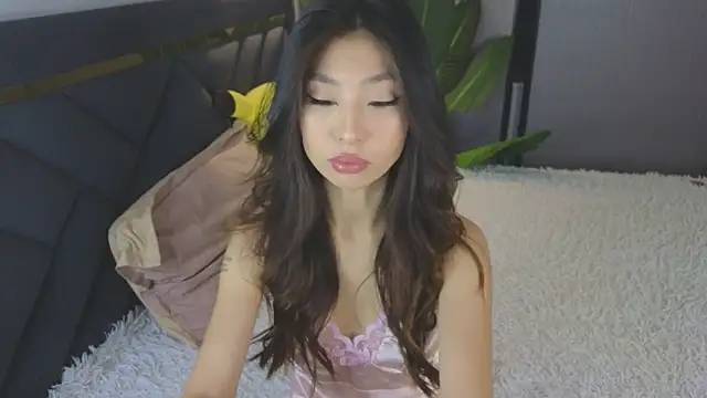 Snapshot of TrishaRey chatting on 10/16/25, 04:24 TrishaRey online show from 10/16/25, 04:24