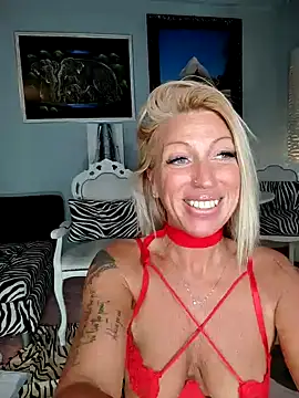 Snapshot of Weloveblue chatting on 01/06/25, 12:46 Weloveblue online show from 01/06/25, 12:46