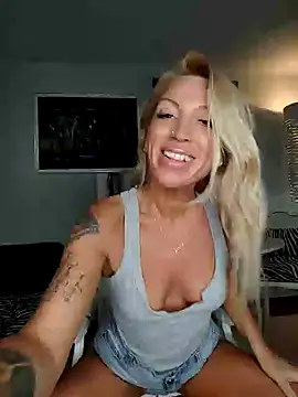 Snapshot of Weloveblue chatting on 01/22/25, 12:27 Weloveblue online show from 01/22/25, 12:27