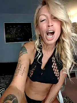 Snapshot of Weloveblue chatting on 01/28/25, 12:00 Weloveblue online show from 01/28/25, 12:00