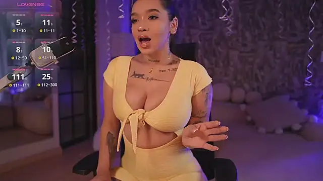 HannahW  online show from 10/12/25, 12:59