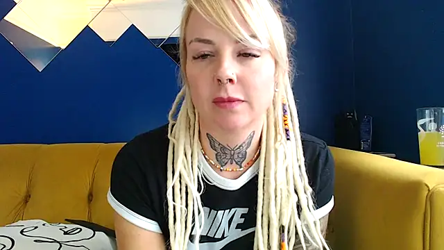 pixiedreadx online show from 11/05/25, 12:49