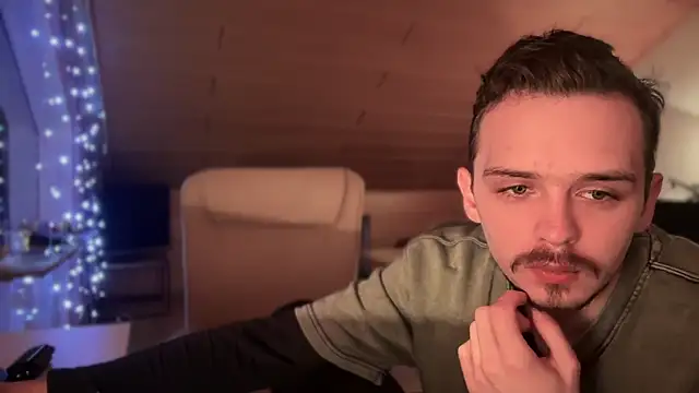 Snapshot of naked_psy chatting on 01/12/25, 04:00 naked psy online show from 01/12/25, 04:00