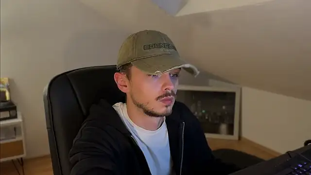 Snapshot of naked_psy chatting on 10/30/25, 02:13 naked psy online show from 10/30/25, 02:13