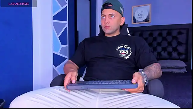 Snapshot of alex_oficial chatting on 04/27/26, 04:54 alex oficial online show from 04/27/26, 04:54